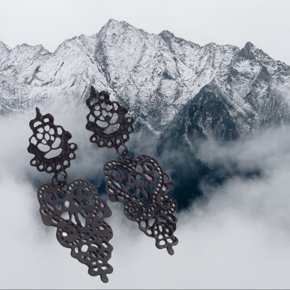 NWOT Elegant Black Hollow Flower Bohemian Earrings - Picture 4 of 6